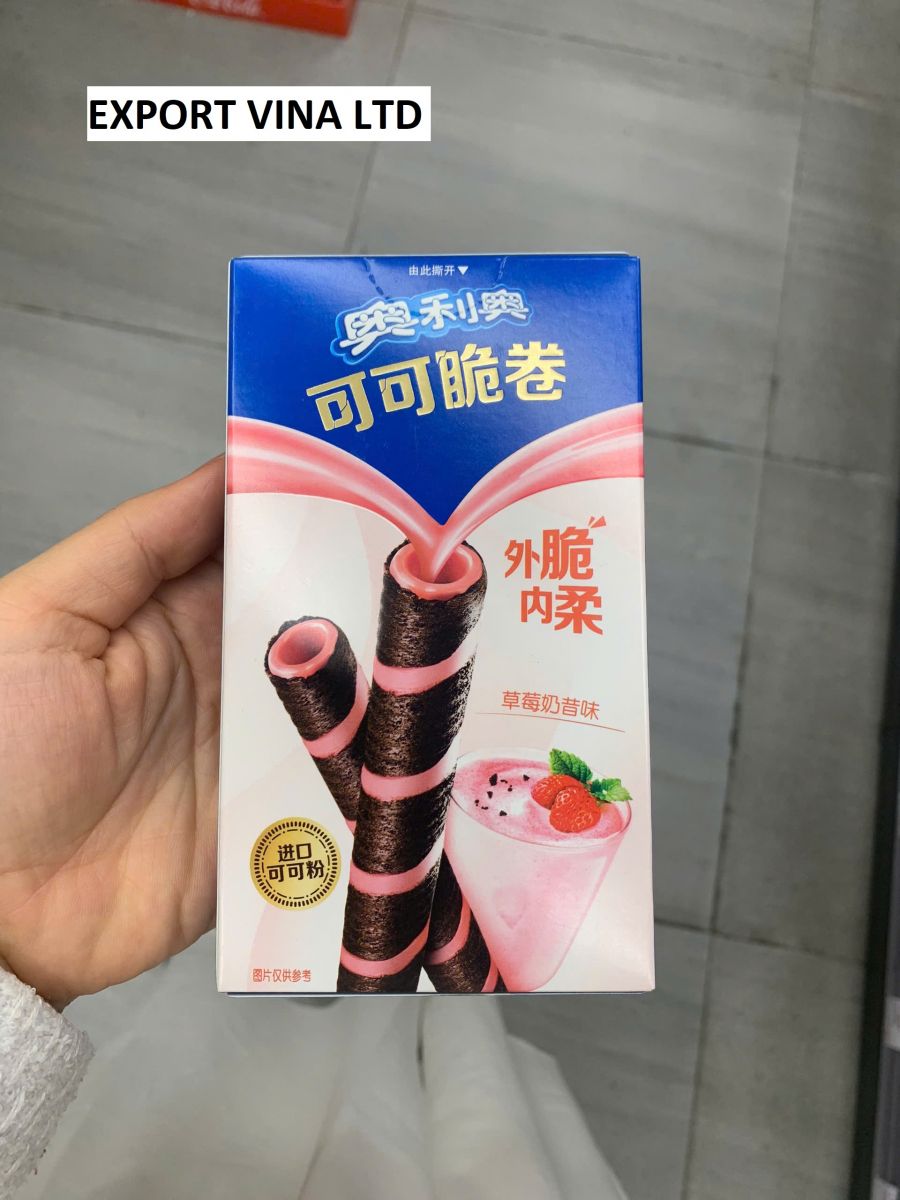 CHINA OREO WAFER ROLL STRAWBERRY